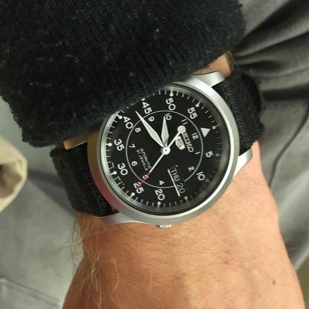Seiko-5-quan-doi-37mm-den-khong-quan